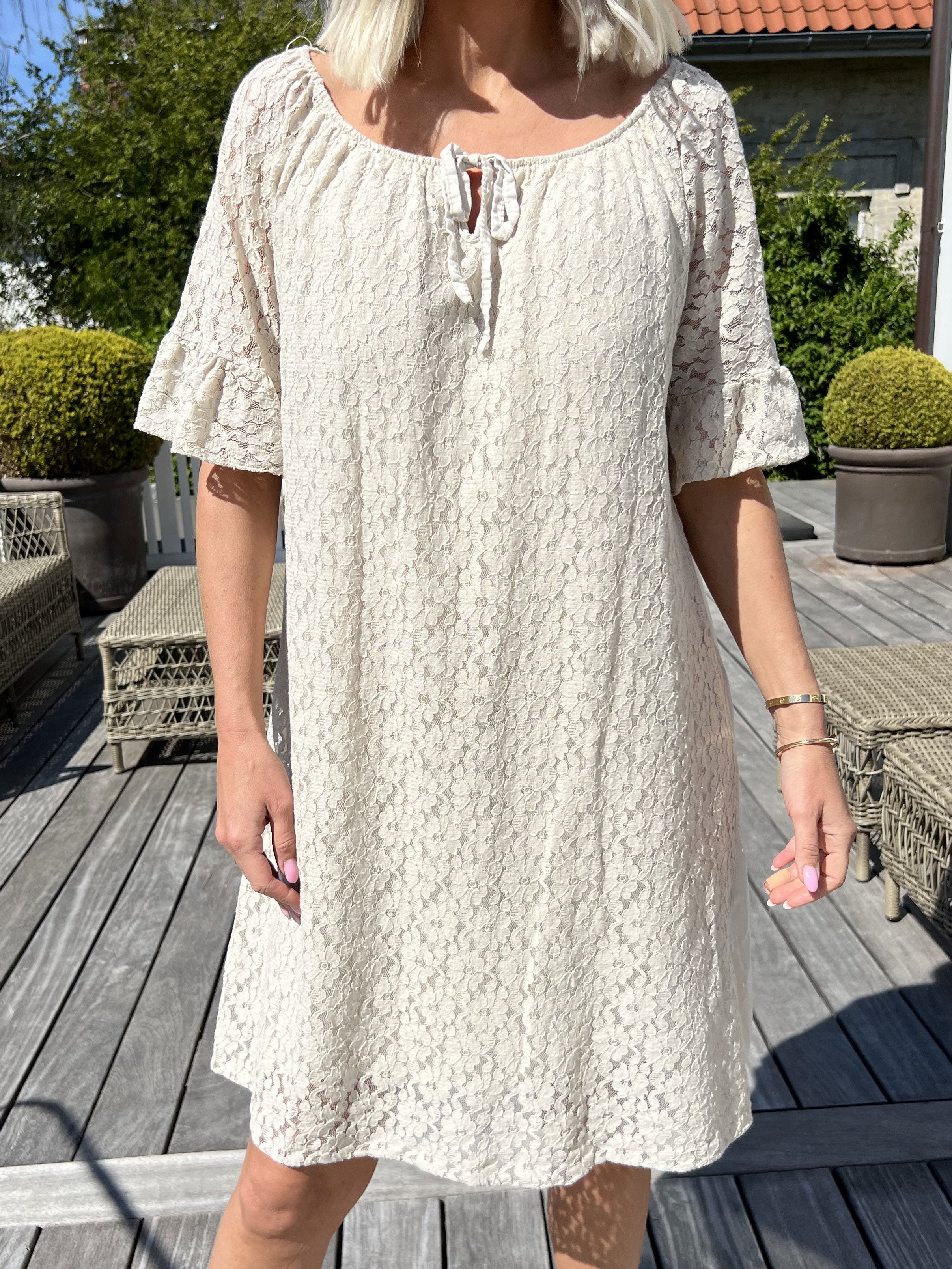 Arisha - Sød blondekjole med elastikkant i udskæringen